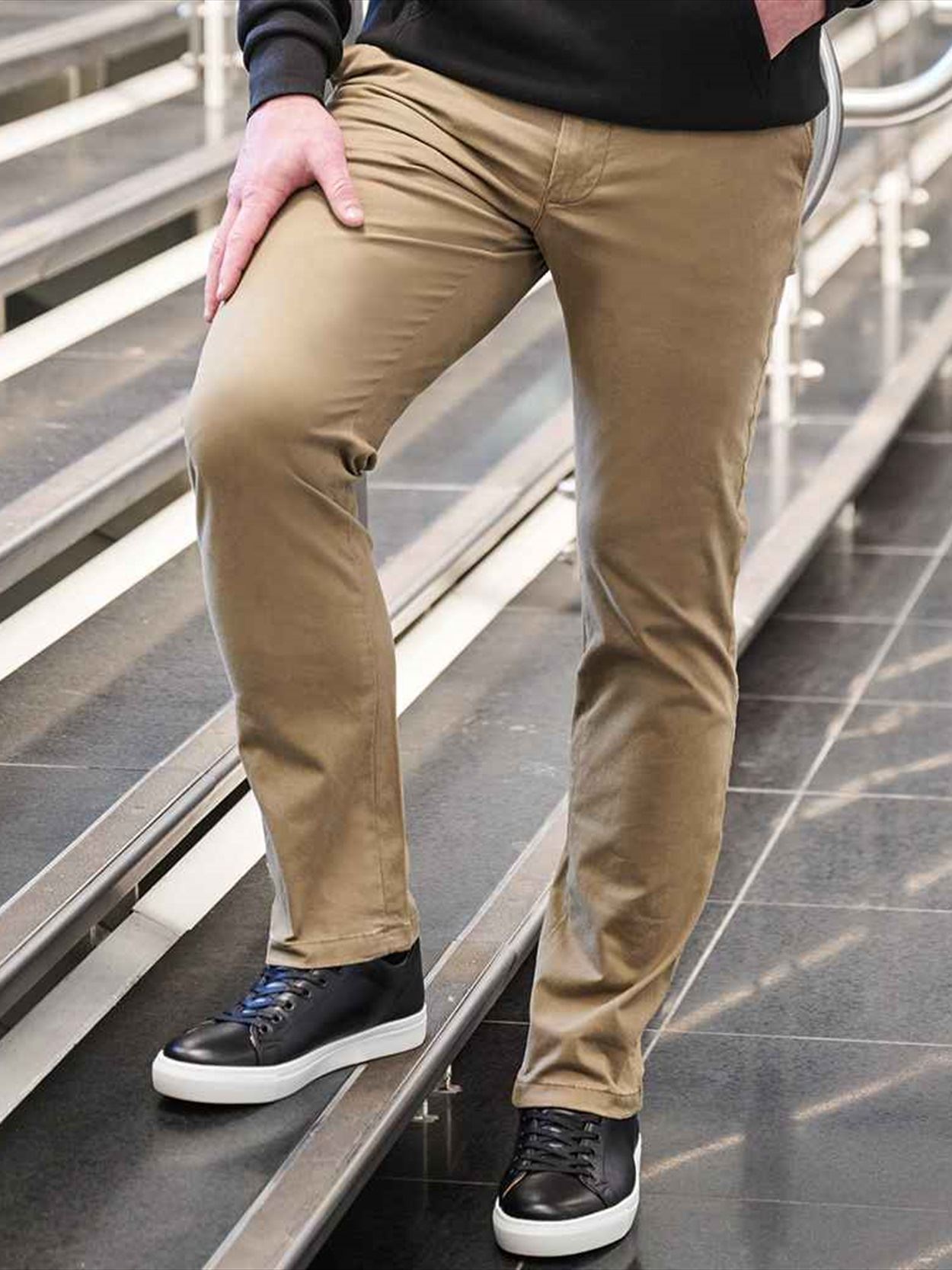 BK511 8058 Brook Taverner Leo Slim Fit Chino Trousers Image 2