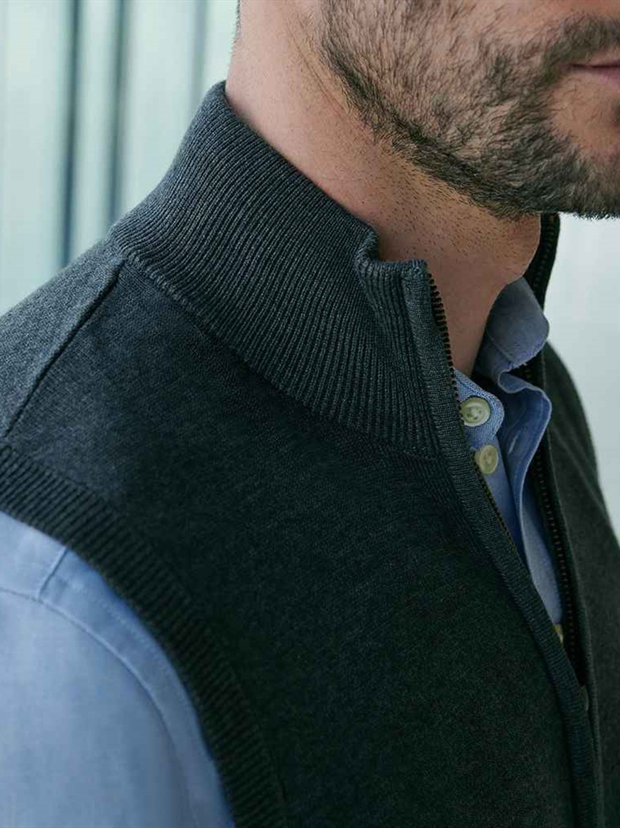 H711 Henbury Sleeveless Zip Through Jumper Image 1