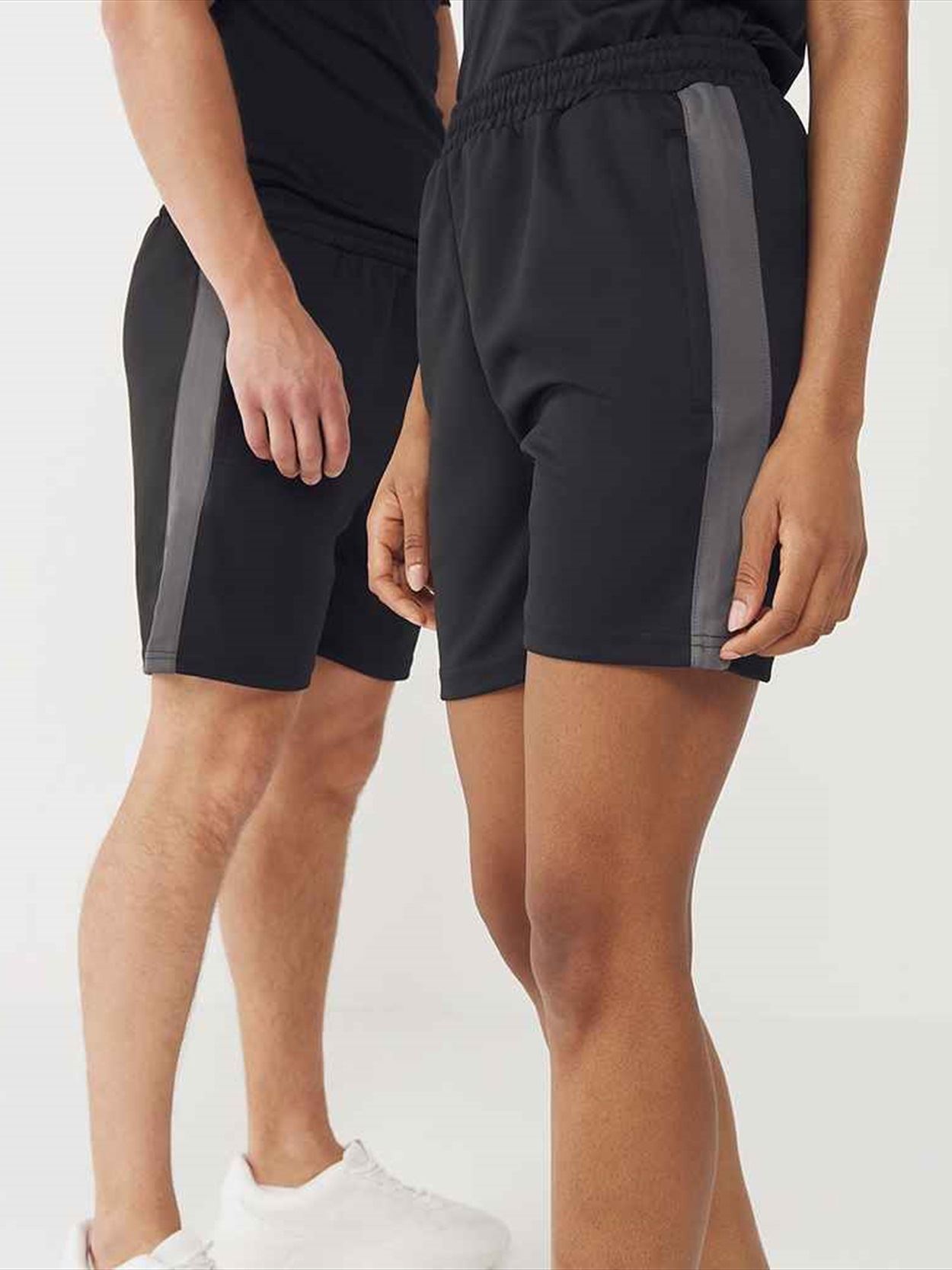 LV886 Finden + Hales Knitted Shorts Image 2