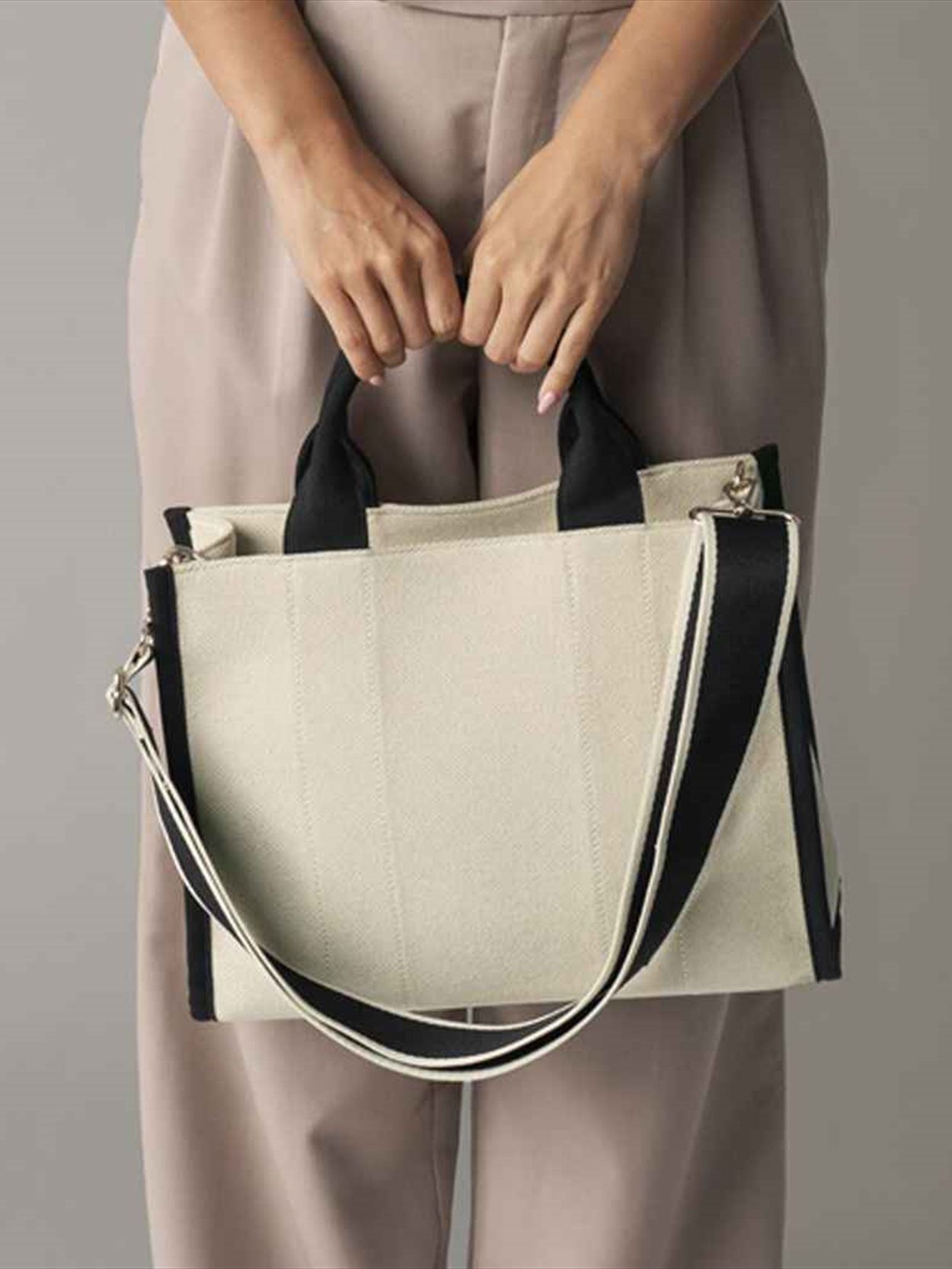QD632 Quadra Puerto Medium Tote Bag Image 1