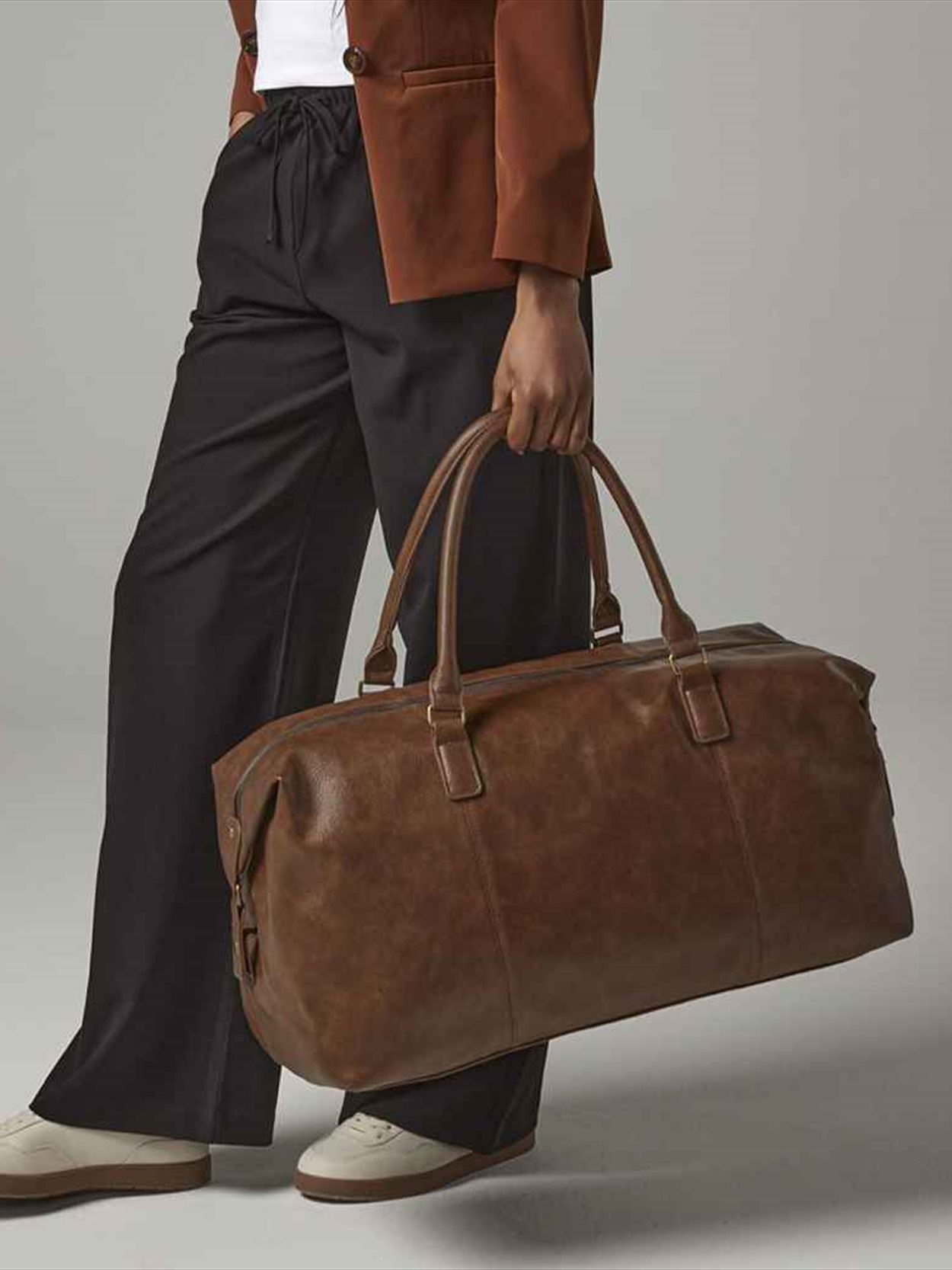 QD878 Quadra NuHide® Weekender Image 2