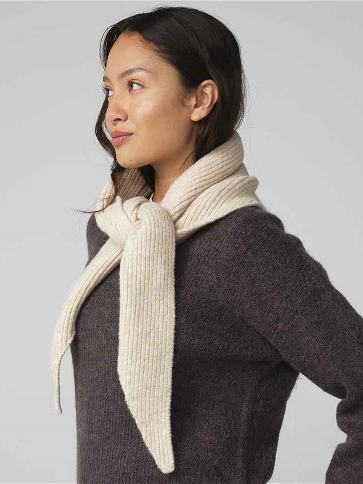 BB402 B402 Beechfield Knitted Triangle Scarf Image 1