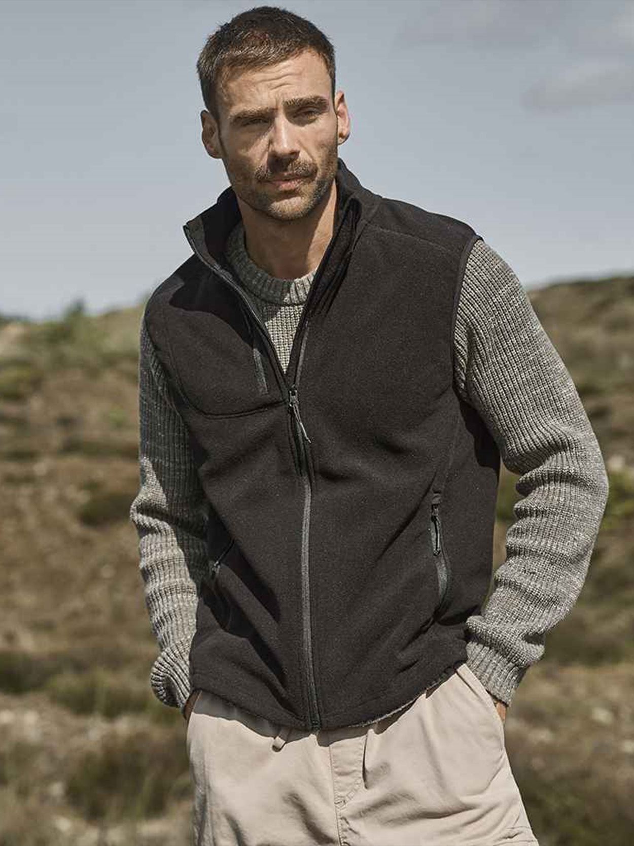T9132 9132 Tee Jays Trail Fleece Bodywarmer Image 1